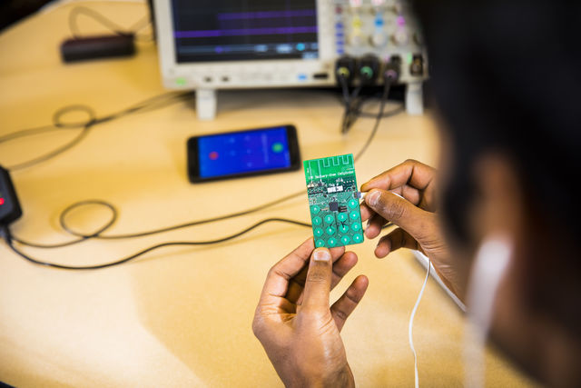 「そもそもバッテリー不要」な携帯電話が開発された!