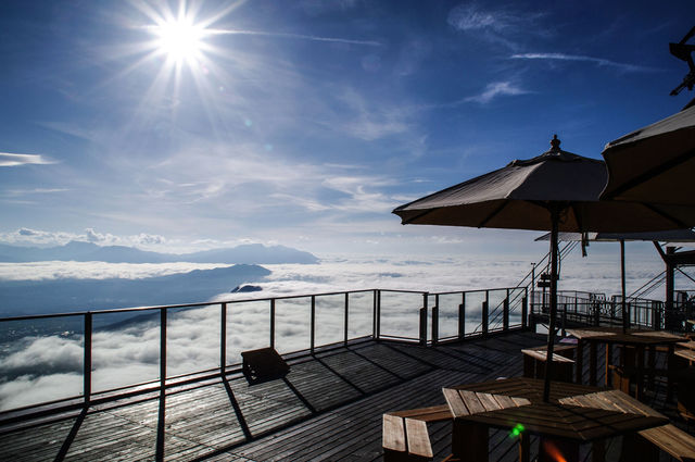 標高1,770m。雲の上にオープンする「cafe」