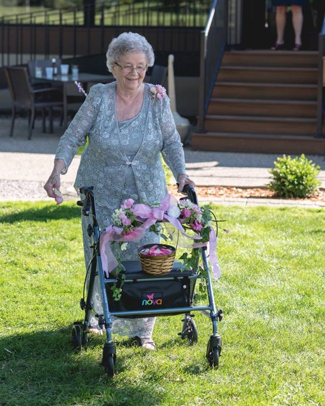 92歳のフラワーガールが、結婚式場に笑顔を運んだ