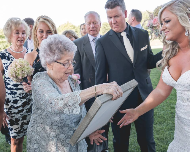 92歳のフラワーガールが、結婚式場に笑顔を運んだ