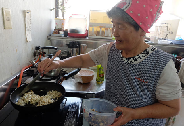 旅行先の晩ごはんに、地元のおばあちゃんの手料理という選択肢
