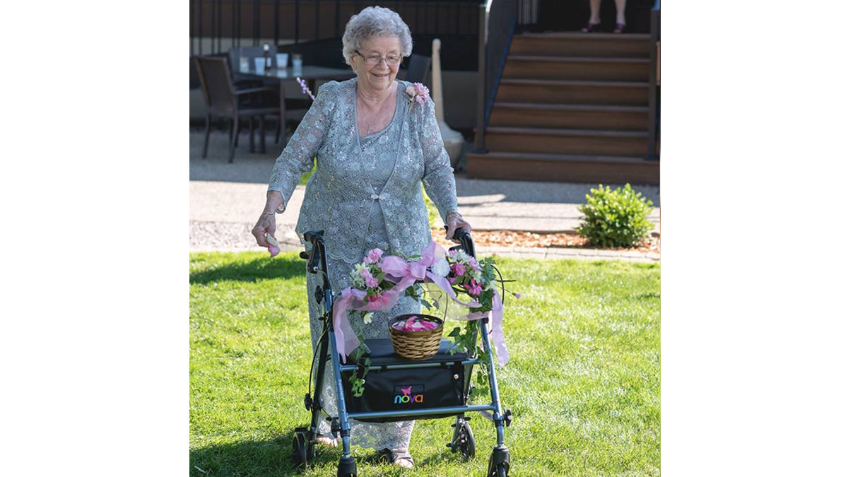 92歳のフラワーガールが、結婚式場に笑顔を運んだ