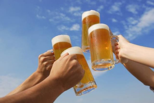 ビールを片手に、ペダルをこぐ!ハンガリーの「移動式ビアバー」