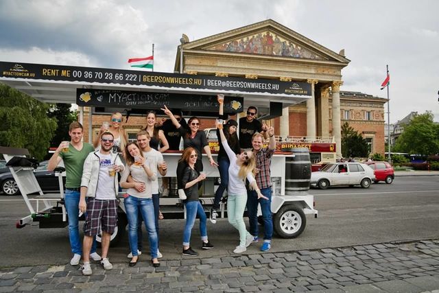 ビールを片手に、ペダルをこぐ!ハンガリーの「移動式ビアバー」