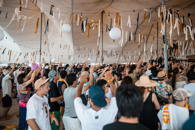 沖縄でしか味わえない音楽とサンセットの「ビーチパーティ」