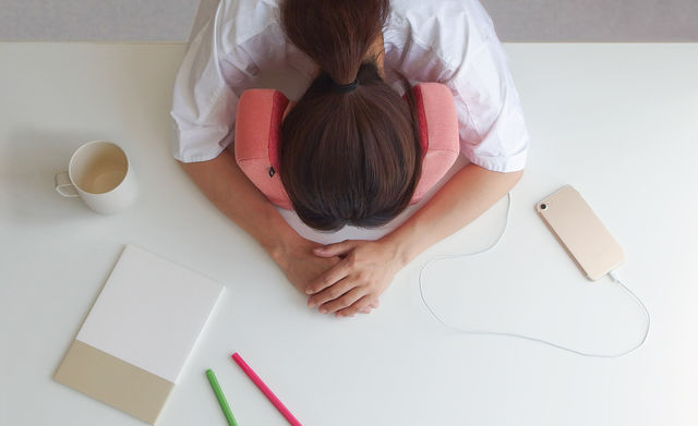 突っ伏しても「痛くない枕」