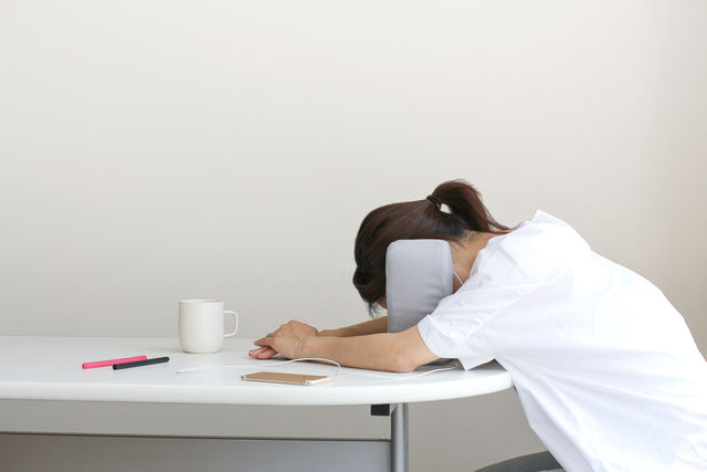 突っ伏しても「痛くない枕」