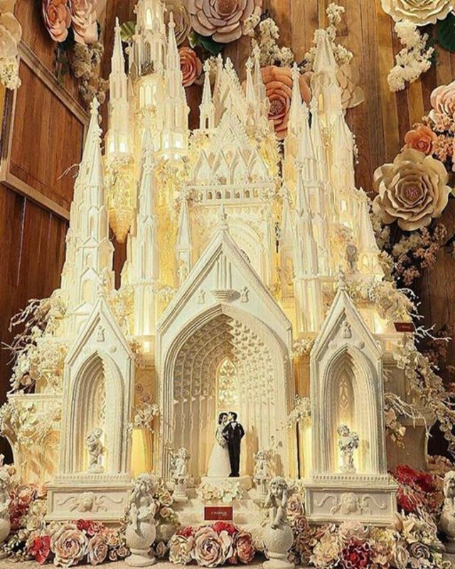 新郎新婦から、主役の座を奪ってしまうウエディングケーキ