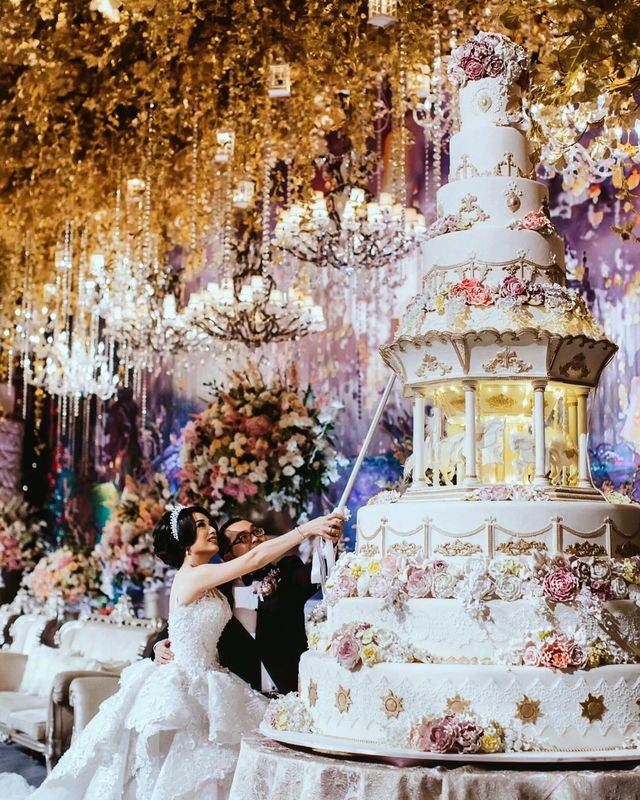 新郎新婦から、主役の座を奪ってしまうウエディングケーキ