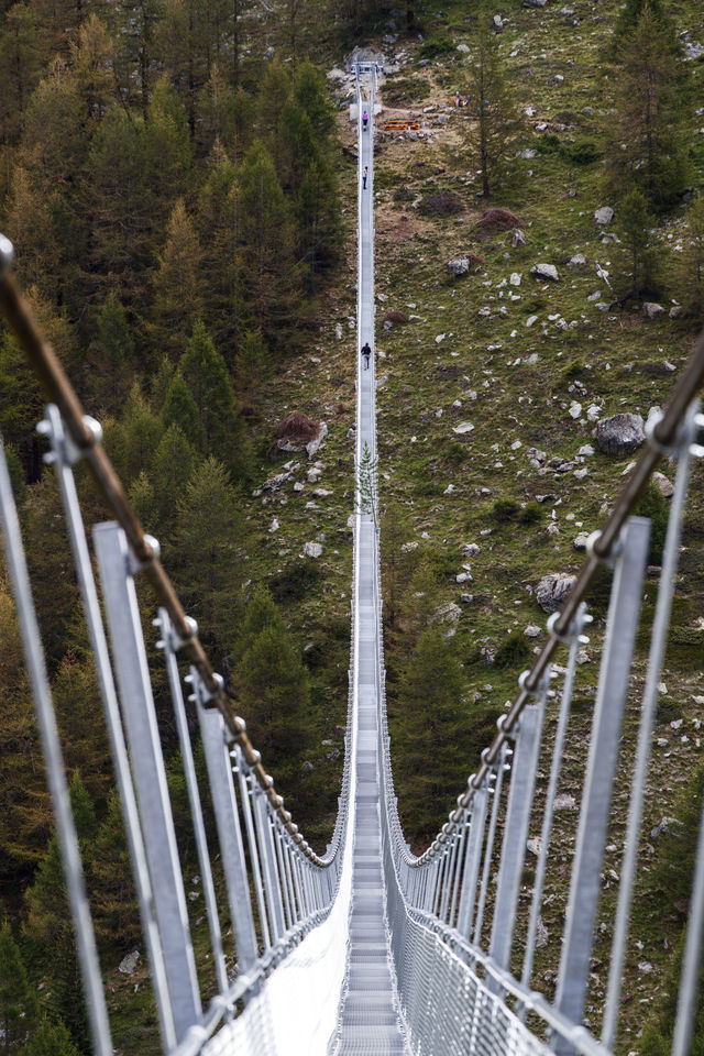 まさに天空に架ける橋。スイスの世界最長吊り橋