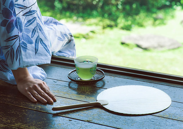いつでも木の葉が浮かび上がる「こもれびうちわ」が粋です