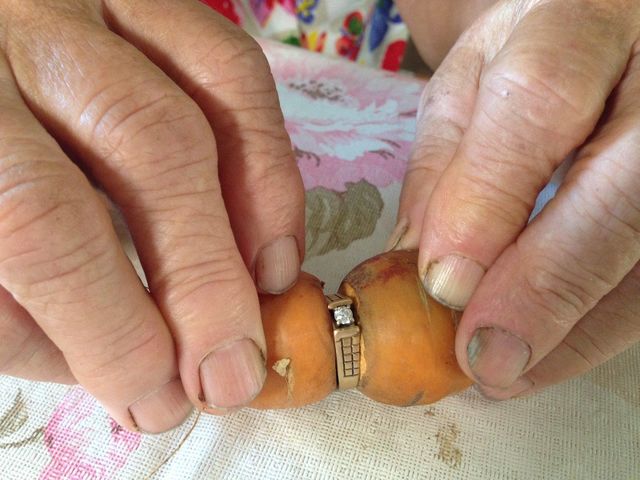 失くしてしまった結婚指輪、13年後にまさかの姿で発見!