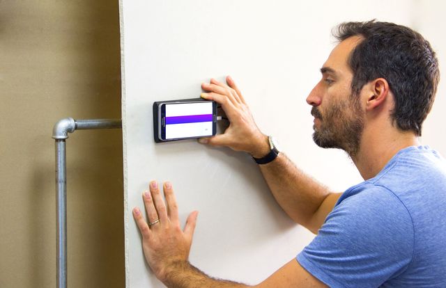 見えない壁の向こうを「透視」、それもスマホ画面で。