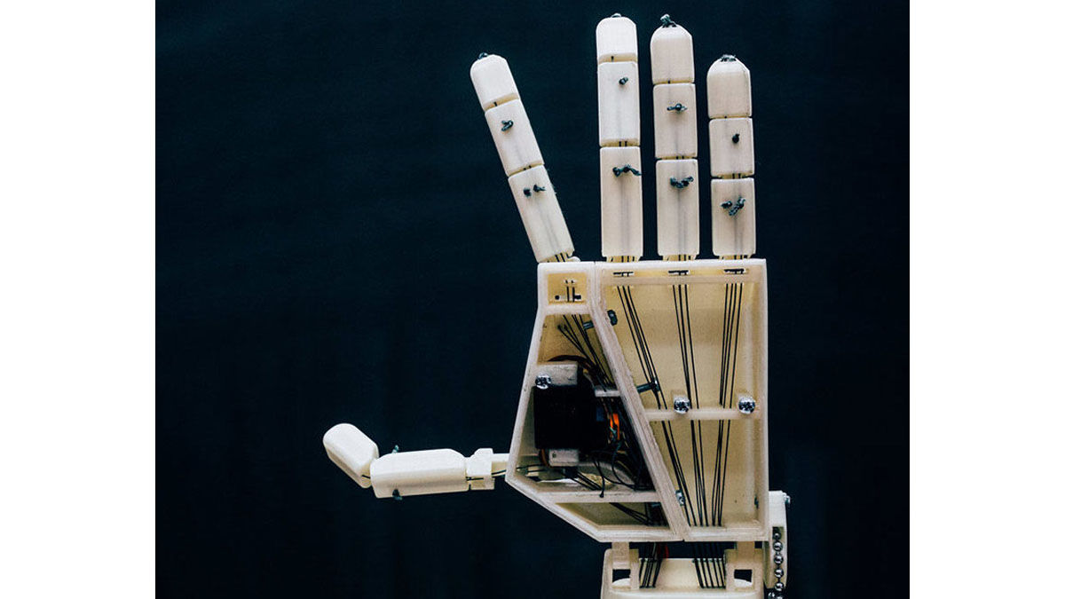 音声を「手話」に変換するロボットアーム