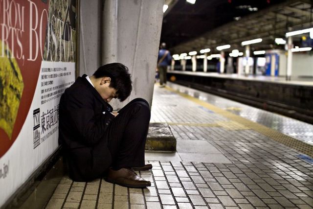 日本人、どこでも寝がち。外国人、それを撮りがち。