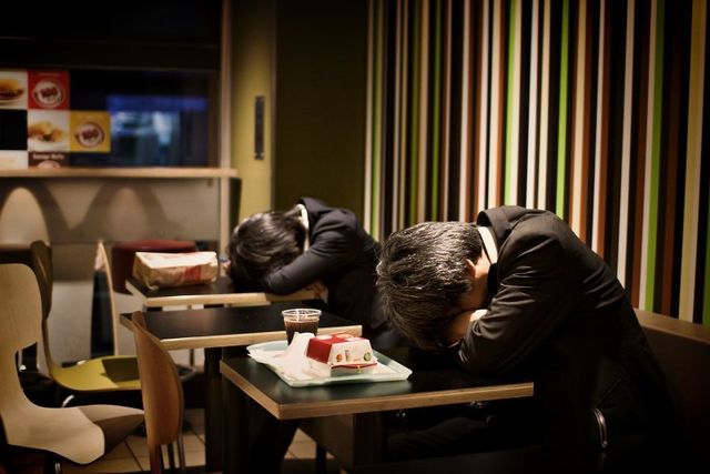 日本人、どこでも寝がち。外国人、それを撮りがち。
