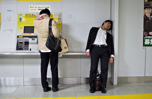 日本人、どこでも寝がち。外国人、それを撮りがち。