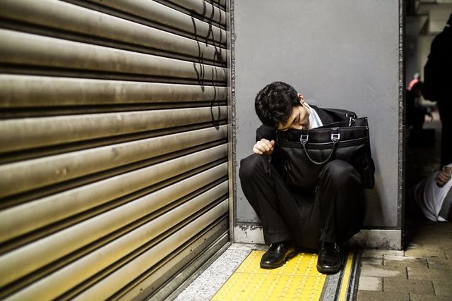 日本人、どこでも寝がち。外国人、それを撮りがち。