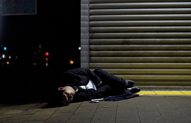 日本人、どこでも寝がち。外国人、それを撮りがち。