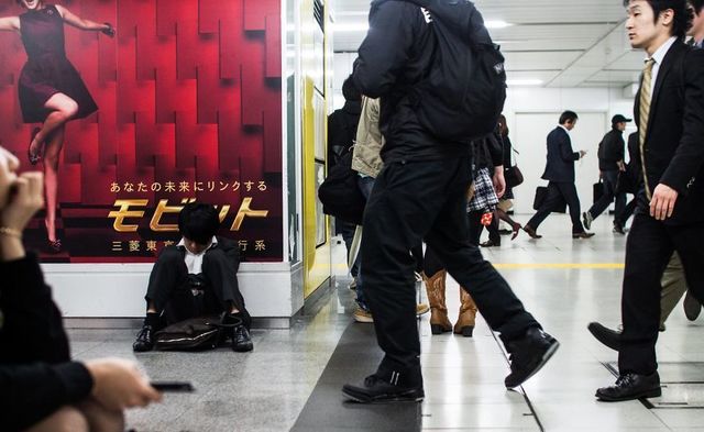 日本人、どこでも寝がち。外国人、それを撮りがち。