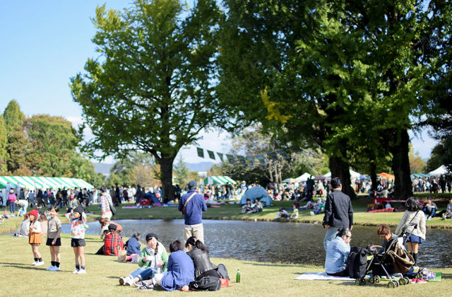 緑いっぱいの公園に佇むカフェ。岐阜「KAKAMIGAHARA STAND」