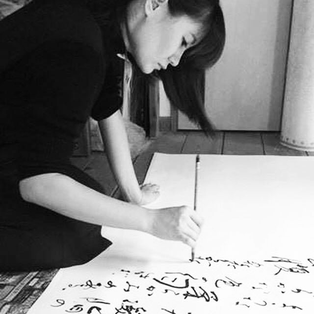 忘れかけていた日本の美、「ひらがな」を身にまとう