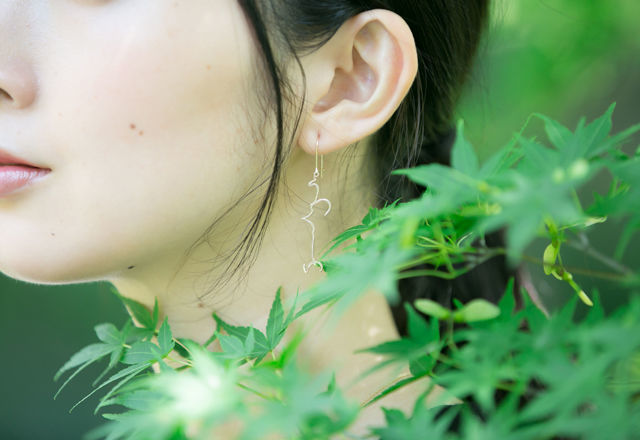 忘れかけていた日本の美、「ひらがな」を身にまとう