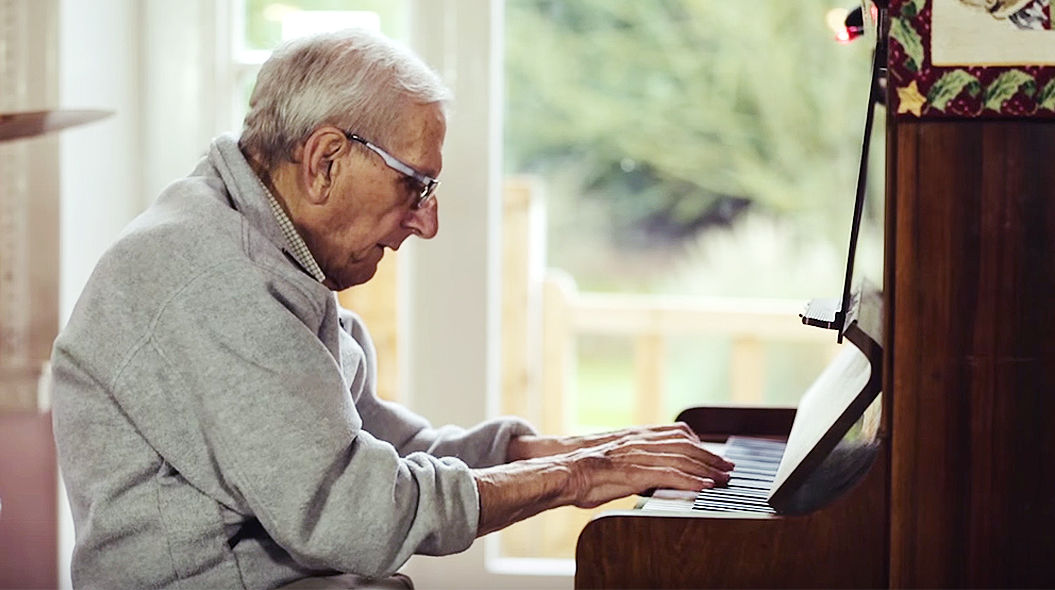 95歳 認知症のおじいちゃん 大好きなピアノの前に久しぶりに座ると 指先は覚えていた Tabi Labo