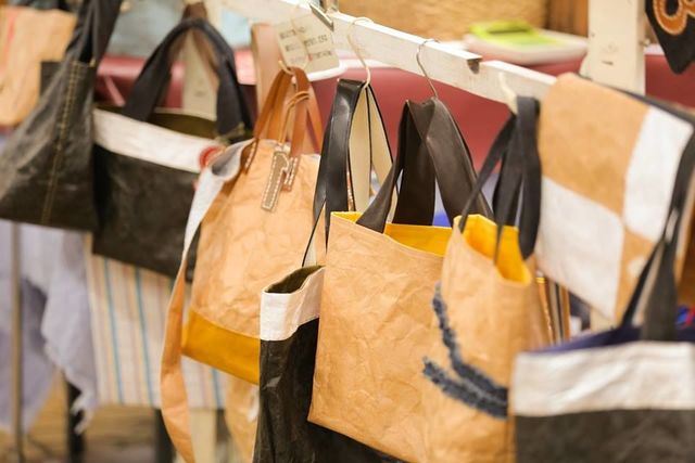 大阪・新世界のシャッター街で遊ぼう。「値札のないマーケット」って?