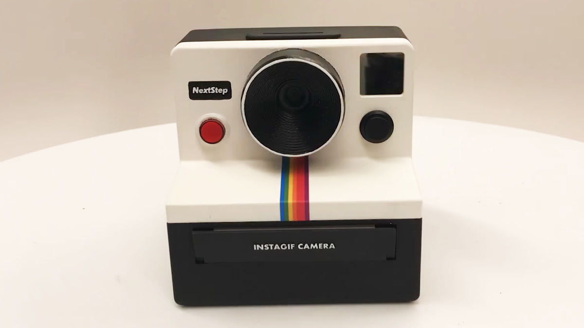 インスタントカメラで撮影したら、「動く写真」がプリントアウトできる