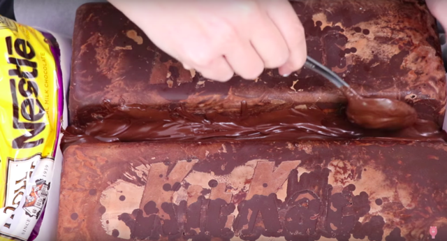 「巨大キットカットを作ろう!」って動画を見ていたら、なぜだか元気が出た。