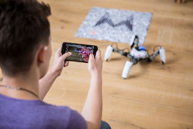 自分のロボットをスマホで操作する「新感覚ARゲーム」