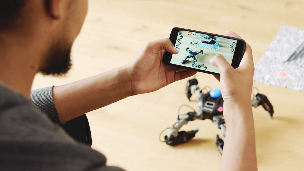自分のロボットをスマホで操作する「新感覚ARゲーム」