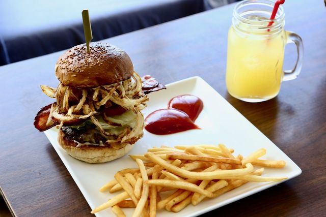 キャプテンカンガルーのハンバーガーは、11時に食べに行くと決めた。