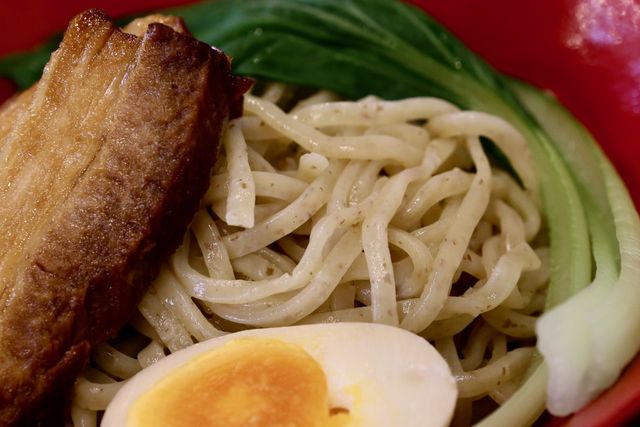 沖縄そばの異端、とも言われる「金月そば」を食べてみた。