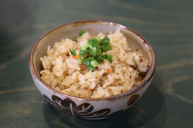 沖縄そばの異端、とも言われる「金月そば」を食べてみた。