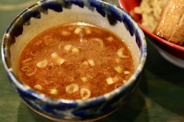 沖縄そばの異端、とも言われる「金月そば」を食べてみた。