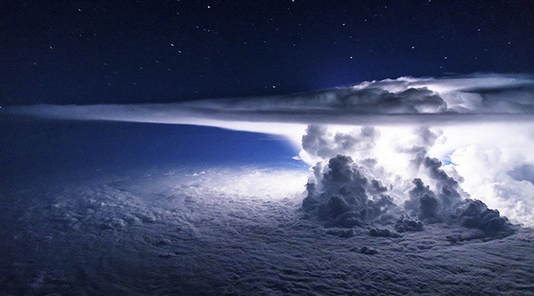 地上は雷雨。しかし、その上空37,000フィートの世界は、こんなにも