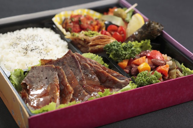 空港の「ハラル弁当」には料理人たちのある願いが込められていた