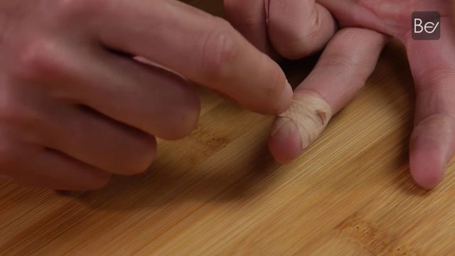 絆創膏をはがれにくくする裏ワザ、知ってる?