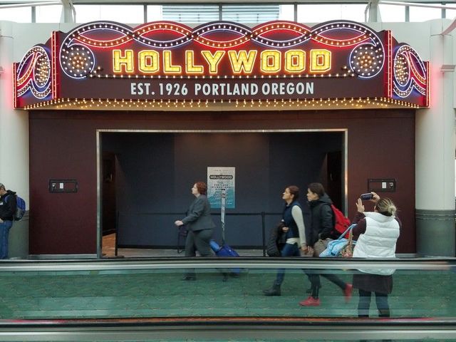 ポートランド空港にできた、たった17席のミニシアター