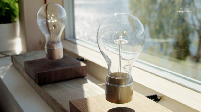 ゆらゆらと宙に浮かぶ電球「FLYTE」の中毒性