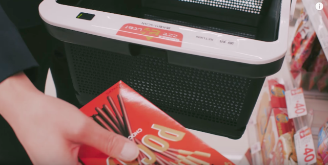 自動でパッと袋詰め。気が効きすぎてる「セルフレジ」