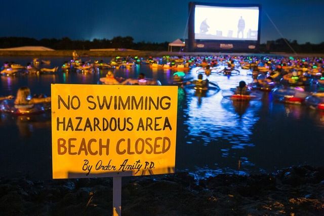この水上映画館なら、『ジョーズ』がもっとスリリングに!