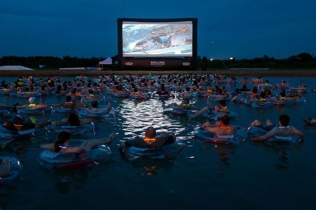 この水上映画館なら、『ジョーズ』がもっとスリリングに!