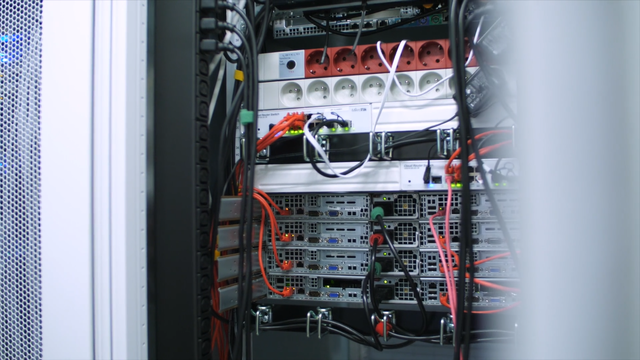 サーバーの余剰熱を、家庭用ヒーターに再利用しよう。