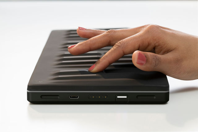 弾くというより、縦横無尽にかけめぐるのが正解な「キーボード」